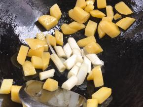 加入葱段，炒香