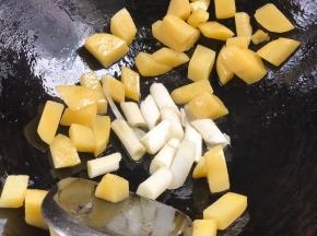 加入葱段，炒香