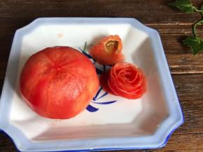 番茄洗净后削下番茄皮，（不要削断了）再把番茄皮卷成一朵玫瑰花