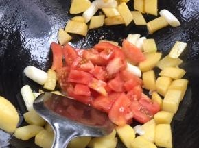加入番茄，翻炒片刻至出番茄汁