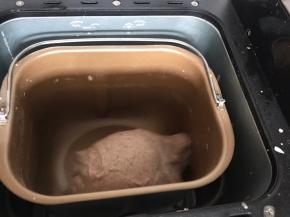 把主料食材除玉米油之外，全部放入面包机中揉成光滑面团，再加入玉米油继续揉面20分钟