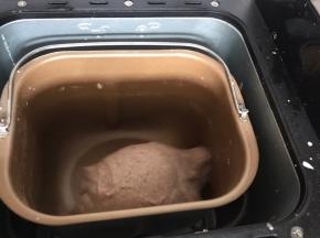 把主料食材除玉米油之外，全部放入面包机中揉成光滑面团，再加入玉米油继续揉面20分钟