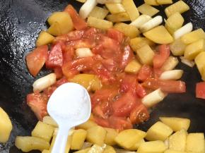 加入盐，继续翻炒片刻