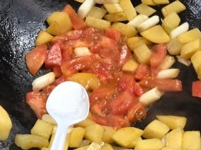 加入盐，继续翻炒片刻