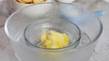 黄油隔热水融化