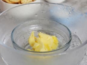 黄油隔热水融化