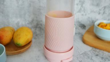 用果汁机将小饼干打碎