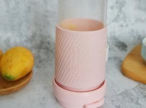 用果汁机将小饼干打碎