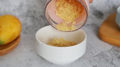 粉末状的饼干倒入碗中