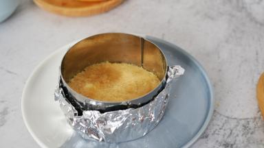 倒入混合的饼干，压实，冷藏定型