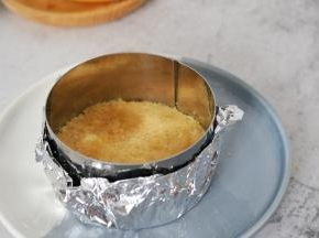 倒入混合的饼干，压实，冷藏定型