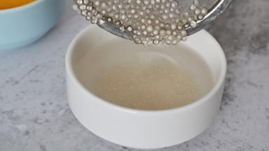 捞入冷水中备用