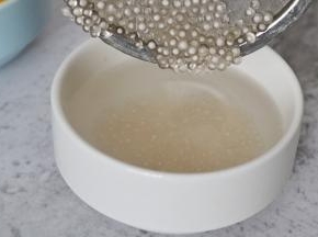 捞入冷水中备用