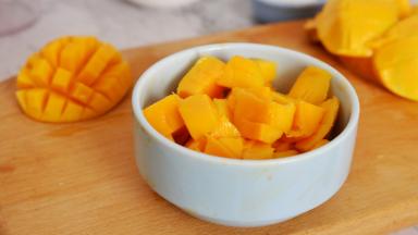 芒果去皮，去核，切小块