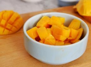 芒果去皮，去核，切小块