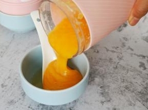 倒入吉利丁的碗中