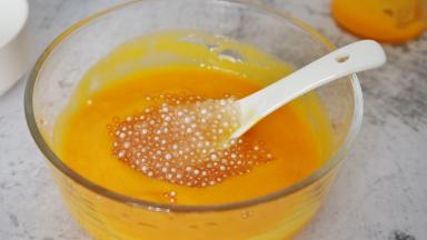 捞出西米和芒果泥混合成慕斯糊