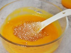 捞出西米和芒果泥混合成慕斯糊