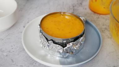 倒入模具中，冷藏四小时以上