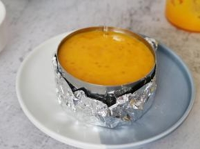 倒入模具中，冷藏四小时以上