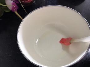 备一个大点的容器，刷上少许玉米油