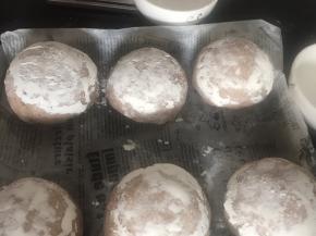 取出轻轻倒入铺好油纸的烤盘上，（同时烤箱200度预热10分钟）