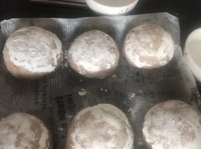 取出轻轻倒入铺好油纸的烤盘上，（同时烤箱200度预热10分钟）