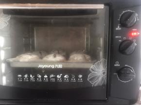 放入预热好的烤箱中层，180度烤20分钟