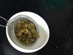 这个时候把葡萄干用热水洗干净，沥干水分
