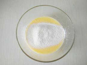 筛入低筋面粉。