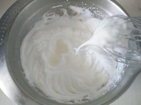 白砂糖分三次加入到蛋白中，打发蛋白至干性偏湿，也就是提起打蛋头，稍微有一点弯钩。
