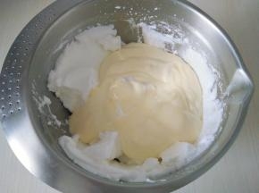 再全部倒入剩下的蛋白霜中。