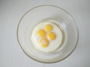 将鸡蛋蛋白、蛋黄分离，蛋黄放在大碗里，加入玉米油牛奶，搅拌均匀。