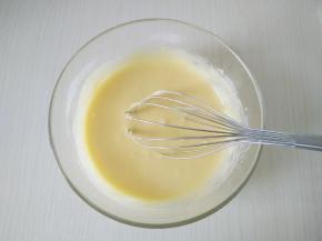 搅拌成无颗粒细腻的面糊。