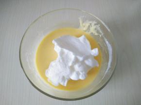 先将三分之一蛋白糊加入蛋黄霜中翻拌均匀。