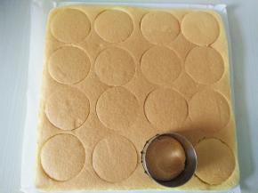 烤好稍微晾晾，倒扣在冷却架上，撕掉油布，待完全冷却后用模具压出圆形蛋糕片备用。