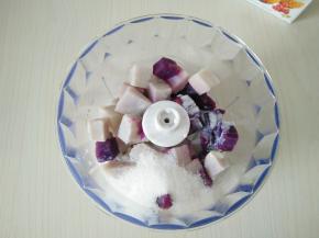 接下来做紫薯芋泥馅，芋泥和紫薯切小块上锅蒸熟，放入料理机，加入细砂糖，牛奶淡奶油打至细腻。