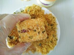 然后表面沾满肉松，就完成了。