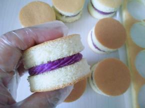 再盖上一层蛋糕片对齐。