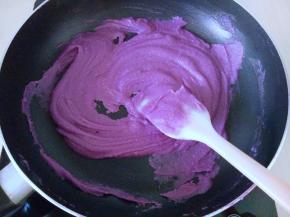 不粘锅内放入黄油小火融化，加入紫薯芋泥小火翻炒，炒到黄油充分吸收，芋泥水分明显变少即可。