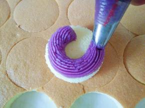 取出晾晾装入裱花袋，取一片蛋糕片，挤入芋泥馅（如果太干，适当添加牛奶拌匀）。