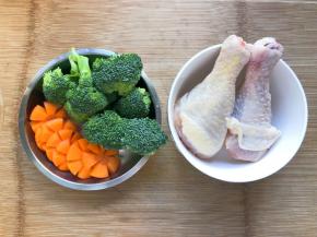 准备好食材，红萝卜切成片，做出花型