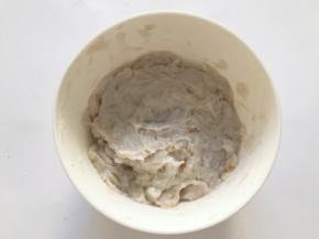 香芋也压成泥，加入10克纯牛奶搅拌均匀