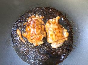 倒入酱汁，鸡腿两面裹上酱汁，盖上盖子小火焖3分钟，好了以后切块即可