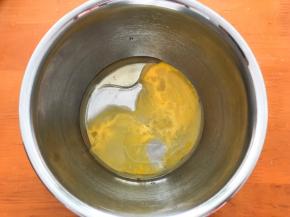 鸡蛋，水，玉米油混合