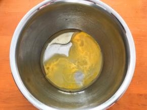 鸡蛋，水，玉米油混合