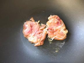 鸡腿放入不粘锅中煎，不用抹油，先煎有鸡皮的那一面