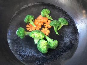 红萝卜和西兰花用水煮熟