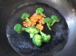 红萝卜和西兰花用水煮熟