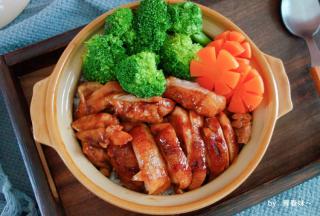 表面摆上鸡腿肉和蔬菜即可，倒上剩余的酱汁即可